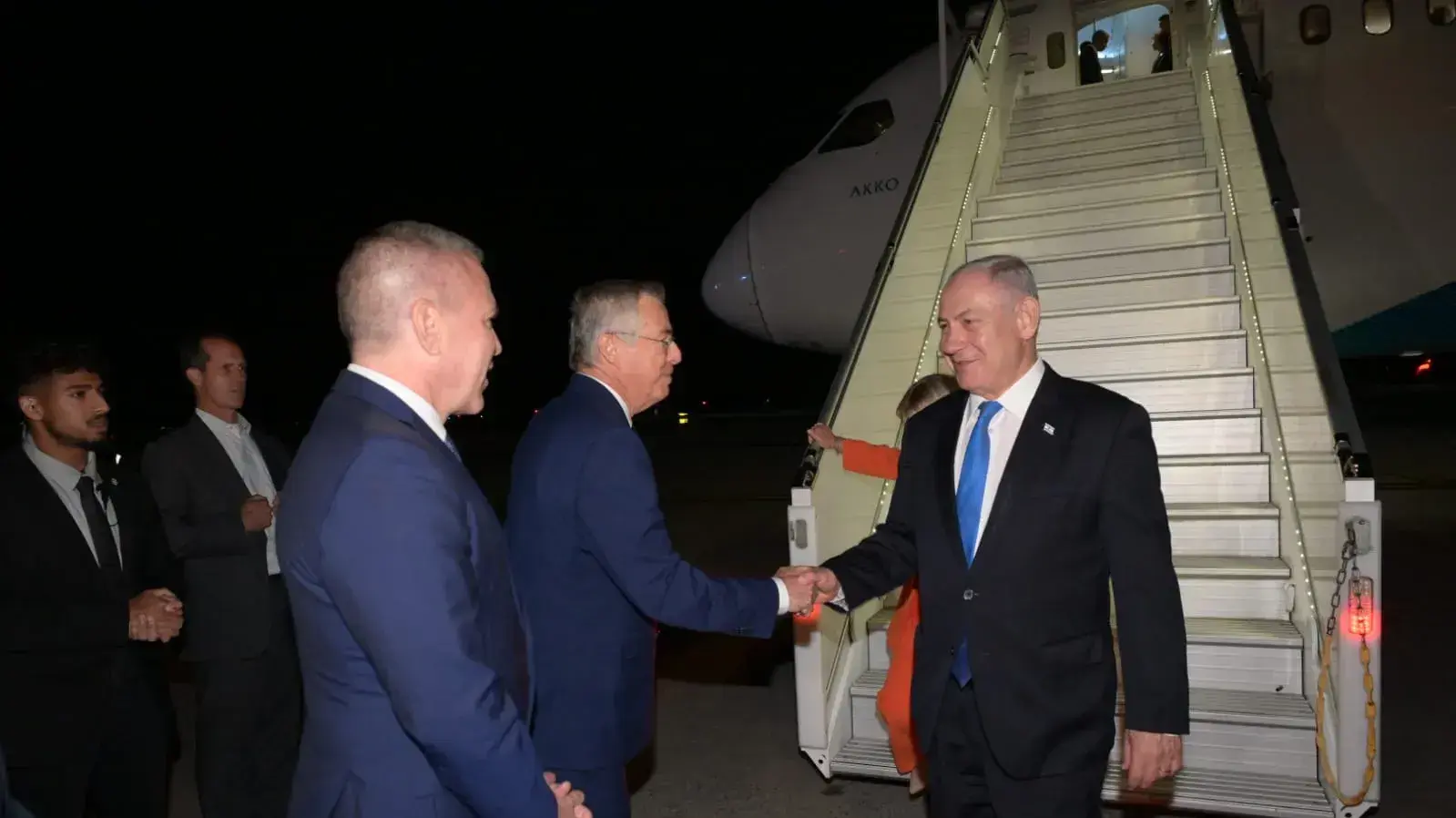 ראש הממשלה בנימין נתניהו ורעייתו שרה נתניהו נחתו בניו יורק. את פניהם קיבלו שגריר ישראל בארה"ב מייק הרצוג ושגריר ישראל באו"ם גלעד ארדן, 19 בספטמבר 2023
ראש הממשלה בנימין נתניהו ורעייתו שרה נתניהו נחתו בניו יורק. את פניהם קיבלו שגריר ישראל בארה"ב מייק הרצוג ושגריר ישראל באו"ם גלעד ארדן, 19 בספטמבר 2023