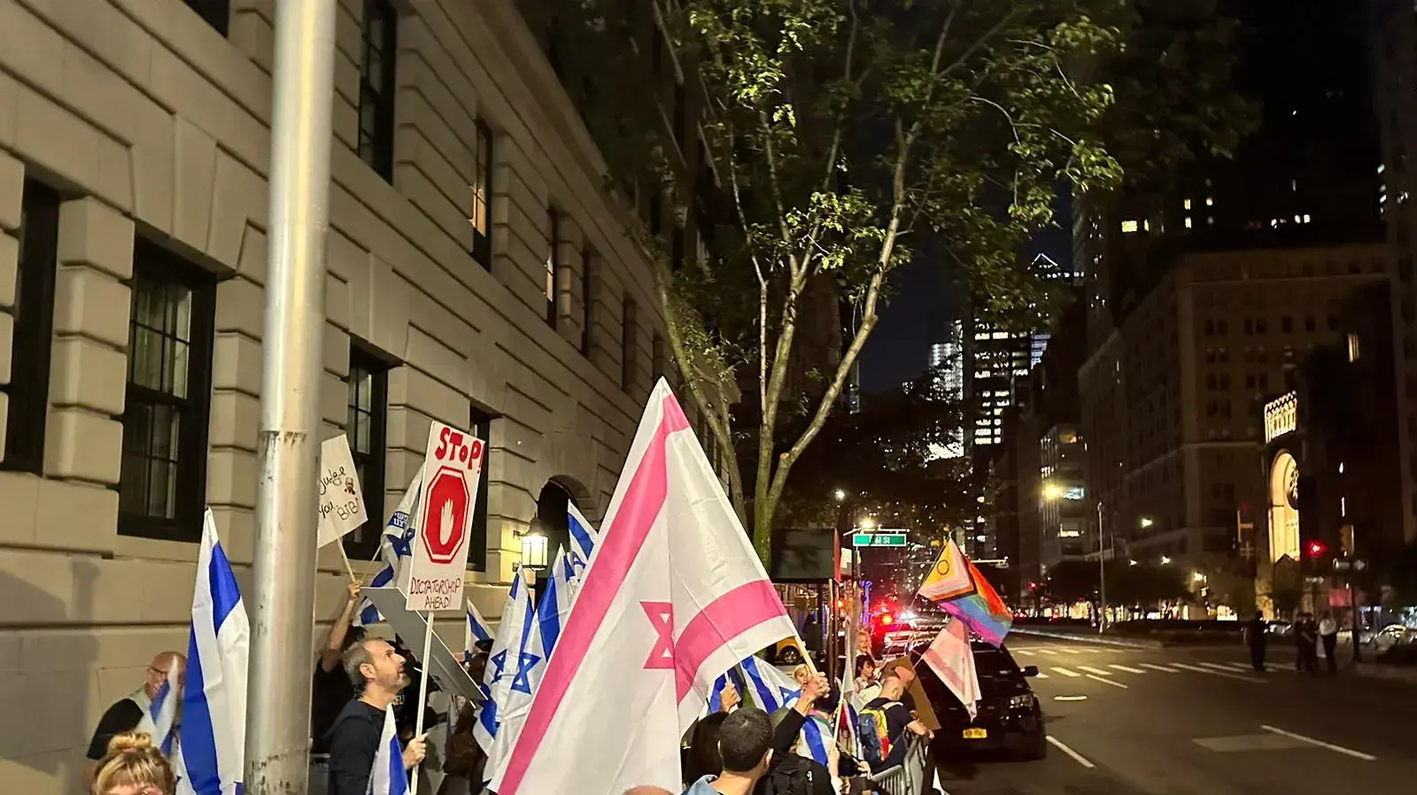 מפגינים נגד המהפכה המשפטית ממתינים מחוץ למלון בו ישהה רה"מ בנימין נתניהו, 19 בספטמבר 2023