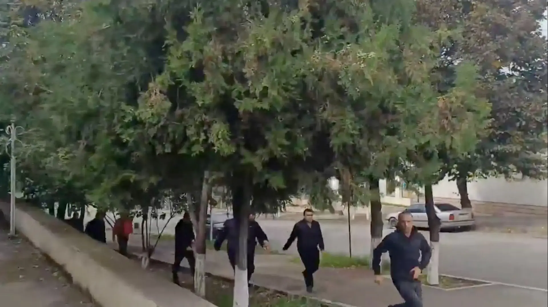 תושבים נמלטים מהפגזות אזריות על סטפנקרט, בירת נגורנו-קרבאך, 19 בספטמבר 2023