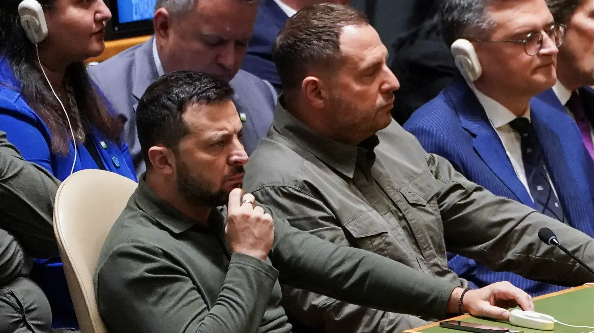 זלנסקי בזמן נאום ביידן בעצרת האו"ם בניו יורק. 19 בספטמבר 2023 זלנסקי בזמן נאום ביידן בעצרת האו"ם בניו יורק. 19 בספטמבר 2023