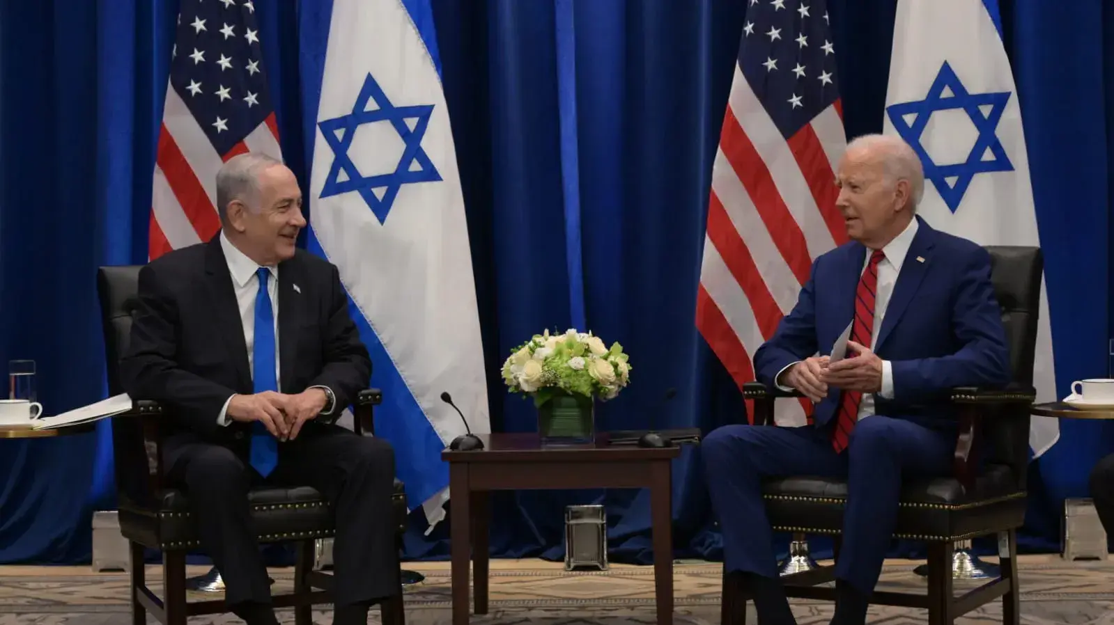 ראש הממשלה בנימין נתניהו בפתח פגישתו עם נשיא ארה"ב ג'ו ביידן, במלון Intercontinental בניו יורק.
ראש הממשלה בנימין נתניהו בפתח פגישתו עם נשיא ארה"ב ג'ו ביידן, במלון Intercontinental בניו יורק.