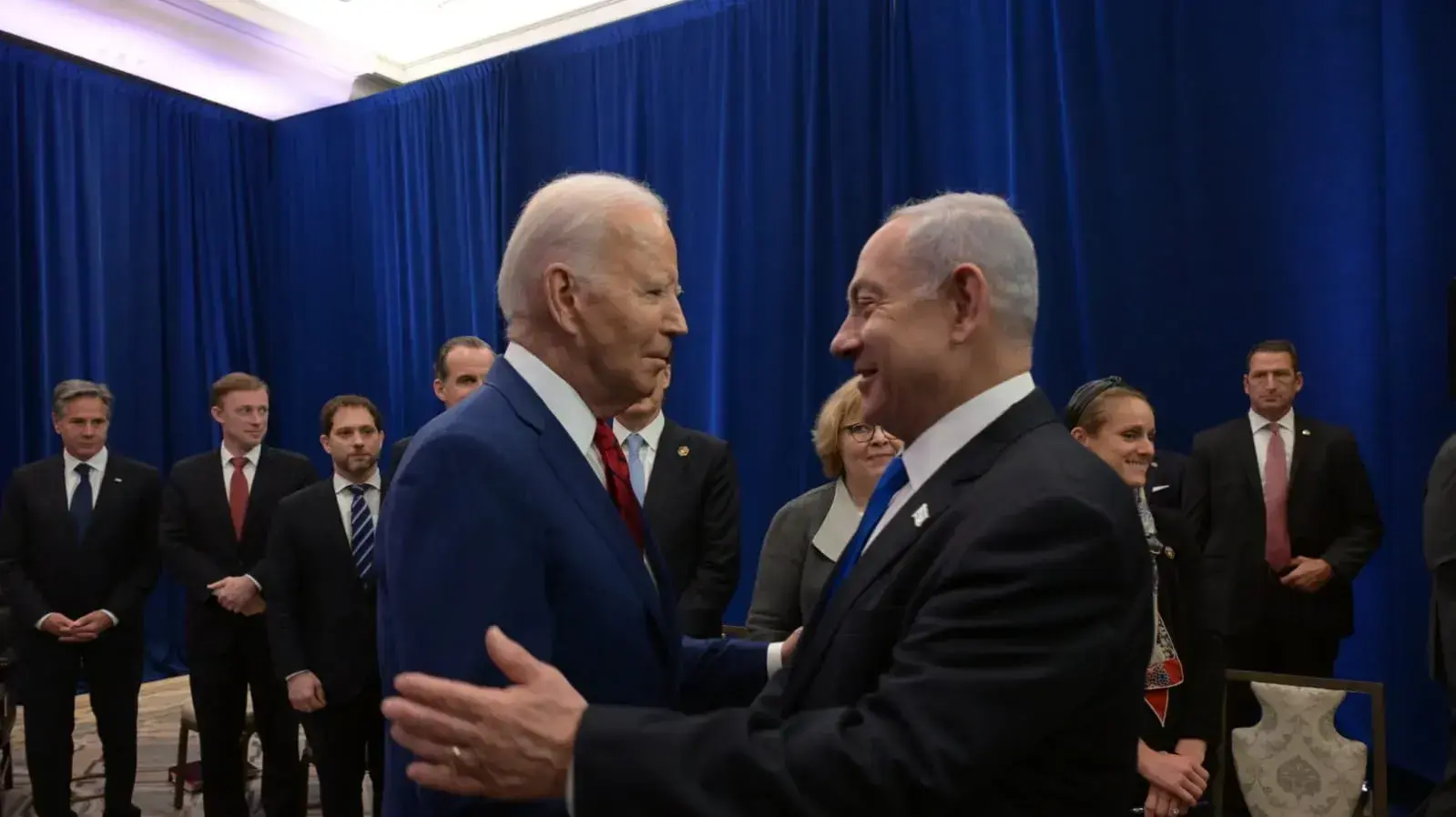 ראש הממשלה בנימין נתניהו בפתח פגישתו עם נשיא ארה"ב ג'ו ביידן, במלון Intercontinental בניו יורק.
ראש הממשלה בנימין נתניהו בפתח פגישתו עם נשיא ארה"ב ג'ו ביידן, במלון Intercontinental בניו יורק.