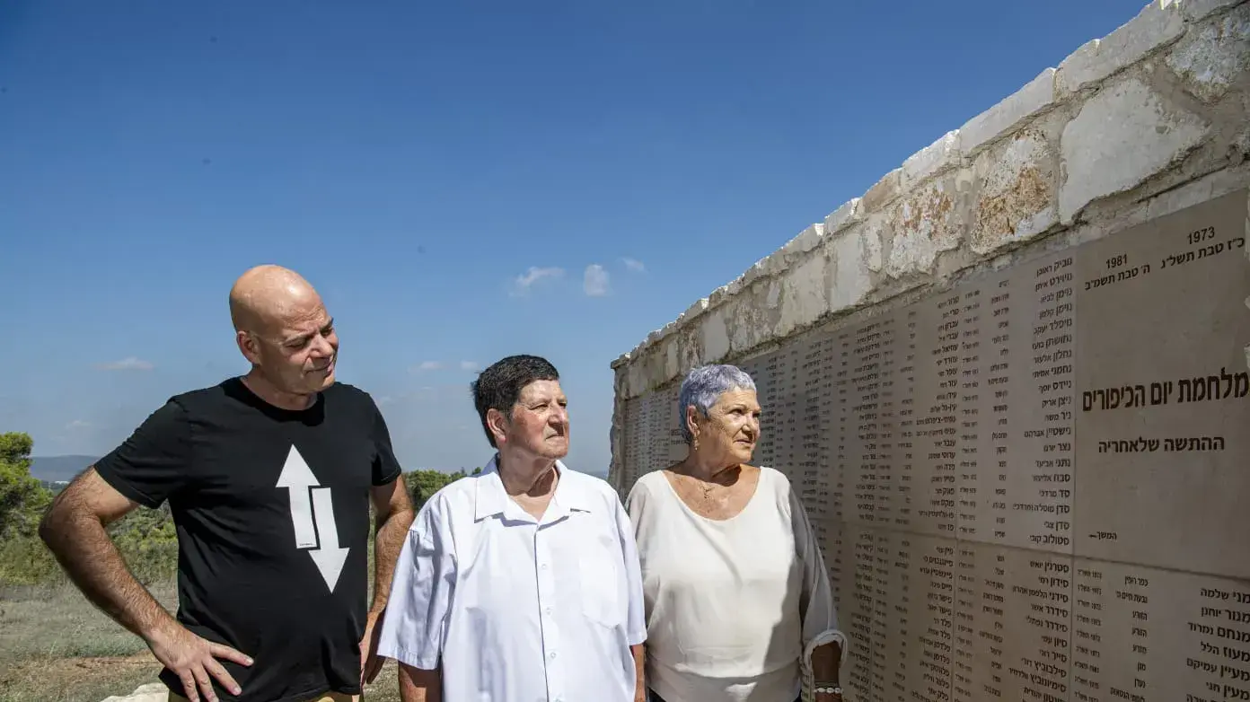 מזכ"ל התנועה הקיבוצית ניר מאיר, נורית מורן שריג מקיבוץ בית השיטה, ובנה פלג, האנדרטה המנציחה את בני הקיבוצים שנפלו במערכות ישראל מזכ"ל התנועה הקיבוצית ניר מאיר, נורית מורן שריג מקיבוץ בית השיטה, ובנה פלג, האנדרטה המנציחה את בני הקיבוצים שנפלו במערכות ישראל