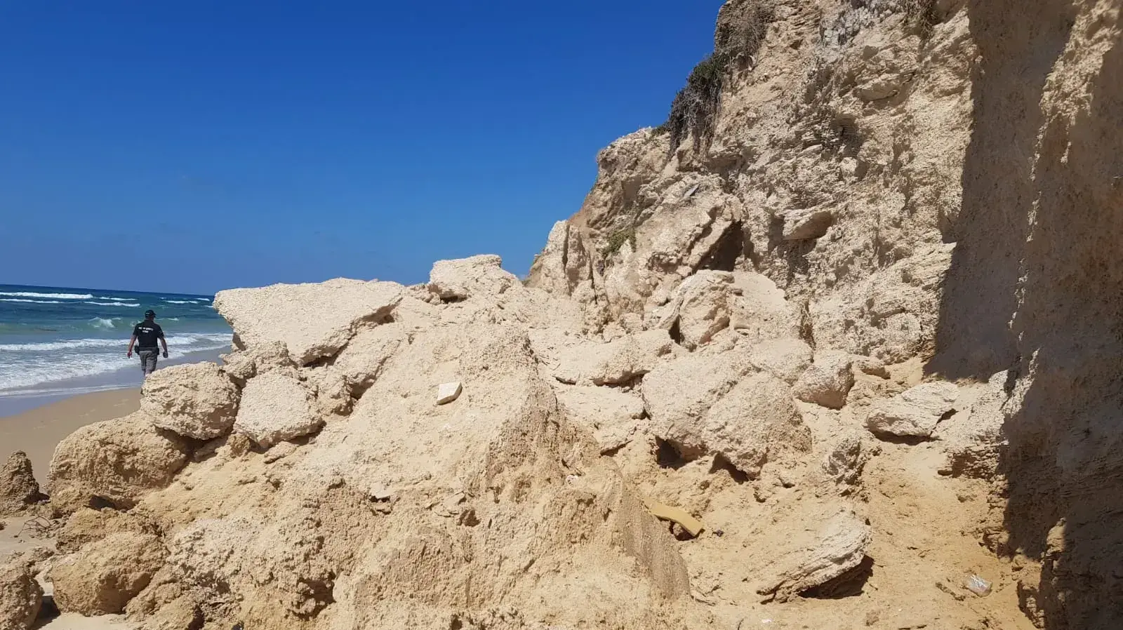 כ-15 מטר מצוק בקצה חוף אפולוניה בהרצליה קרסו, 21 בספטמבר 2023 כ-15 מטר מצוק בקצה חוף אפולוניה בהרצליה קרסו, 21 בספטמבר 2023