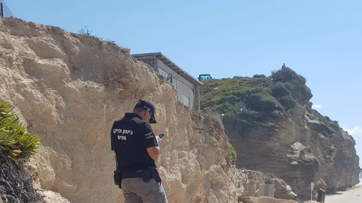 כ-15 מטר מצוק בקצה חוף אפולוניה בהרצליה קרסו, 21 בספטמבר 2023 כ-15 מטר מצוק בקצה חוף אפולוניה בהרצליה קרסו, 21 בספטמבר 2023