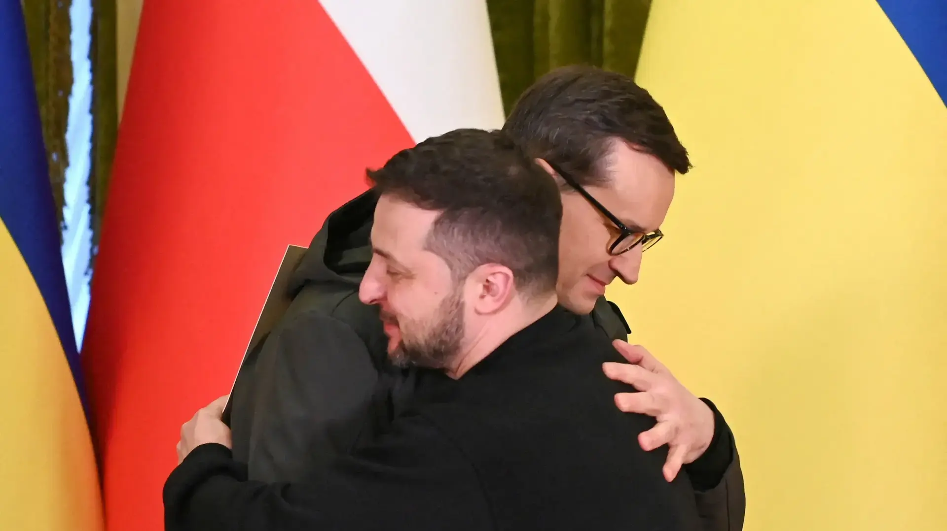 נשיא אוקראינה וולודימיר זלנסקי מתחבק עם ראש ממשלת פולין מטאוש מורבייצקי במסיבת עיתונאים בקייב, 24 בפברואר 2023 נשיא אוקראינה וולודימיר זלנסקי מתחבק עם ראש ממשלת פולין מטאוש מורבייצקי במסיבת עיתונאים בקייב, 24 בפברואר 2023