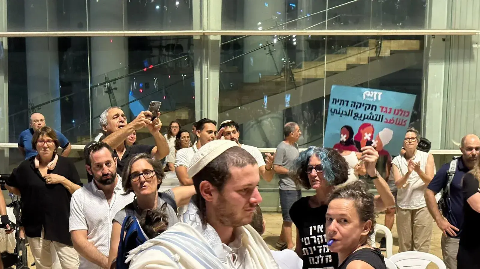 עימותים בכיכר הבימה בעקבות תפילה המונית שהיה בה הפרדה מגדרית. 24 בספטמבר 2023 עימותים בכיכר הבימה בעקבות תפילה המונית שהיה בה הפרדה מגדרית. 24 בספטמבר 2023