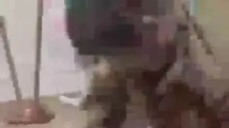 בנו של מנהיג צ'צ'ניה רמזן קדירוב מכה אסיר