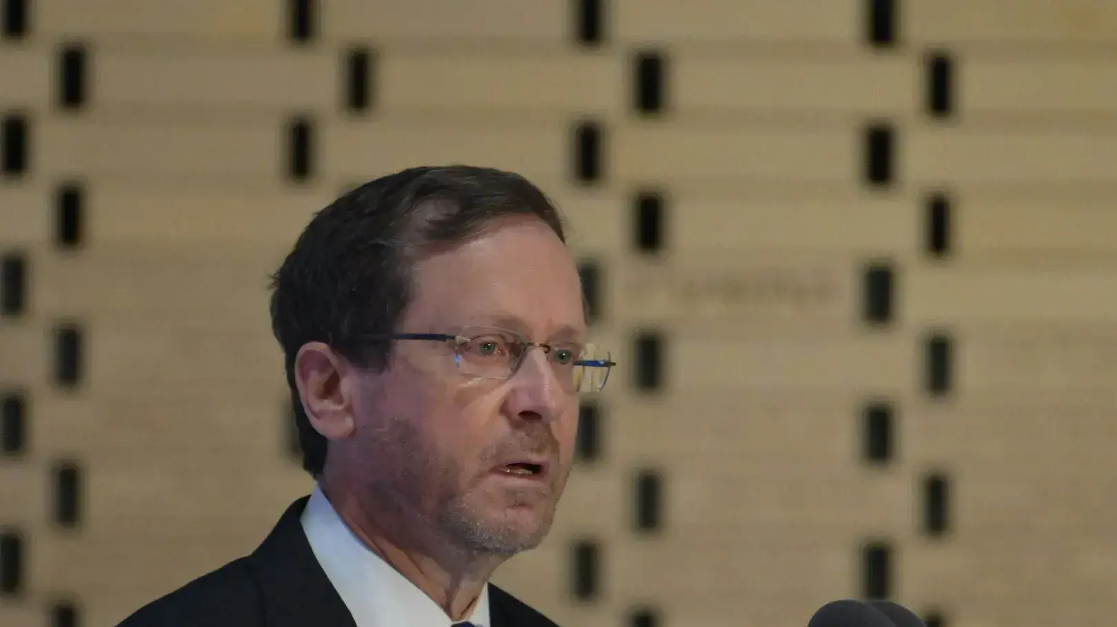 נשיא המדינה יצחק הרצוג בטקס האזכרה הממלכתי לציון 50 שנים למלחמת יום הכיפורים, היכל הזיכרון, הר הרצל, ירושלים. 26 בספטמבר 2023 נשיא המדינה יצחק הרצוג בטקס האזכרה הממלכתי לציון 50 שנים למלחמת יום הכיפורים, היכל הזיכרון, הר הרצל, ירושלים. 26 בספטמבר 2023