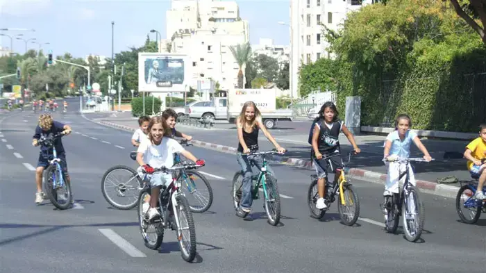 ילדים על אופניים ביום כיפור ילדים על אופניים ביום כיפור