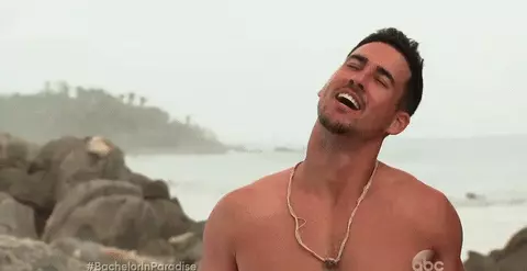 צעיר משחרר צוואר תפוס צעיר משחרר צוואר תפוס