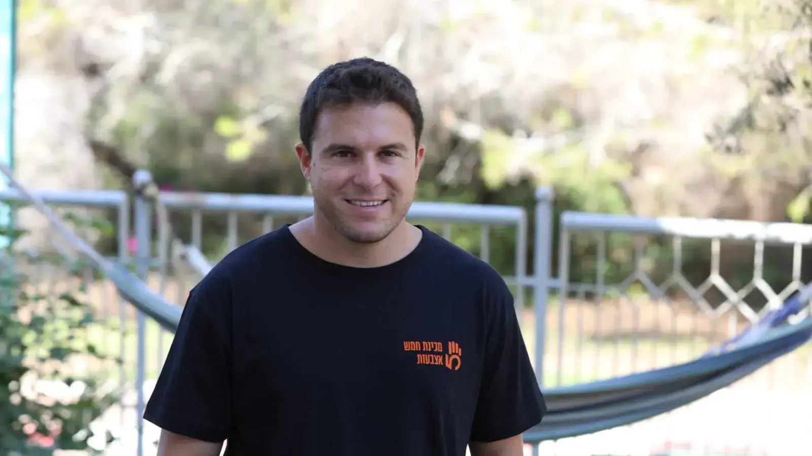 דרור ינאי ראש המכינה הקדם צבאית "חמש אצבעות" המכשירה בנות לשירות צבאי קרבי, זכרון יעקב. ספטמבר 2023 דרור ינאי ראש המכינה הקדם צבאית "חמש אצבעות" המכשירה בנות לשירות צבאי קרבי, זכרון יעקב. ספטמבר 2023