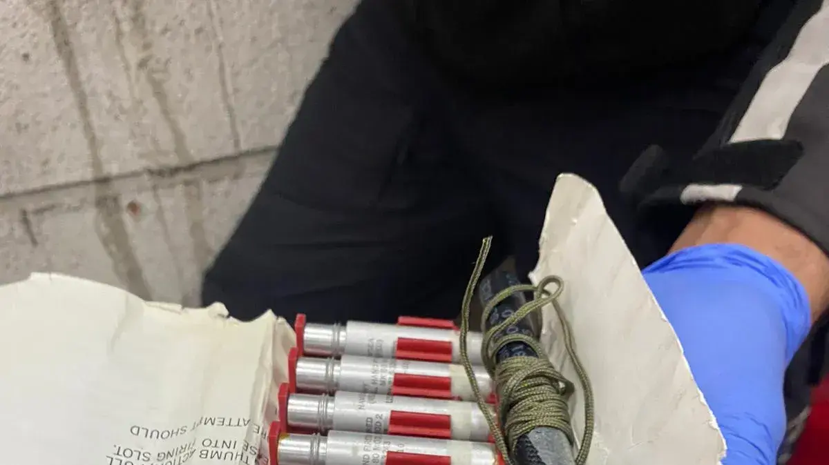 שוטרי מרחב איילון איתרו ותפסו מגוון רחב של אמצעי פירוטכניקה מסוכנים ועצרו עשרות חשודים במסגרת ההיערכות למשחק הדרבי התל אביב שוטרי מרחב איילון איתרו ותפסו מגוון רחב של אמצעי פירוטכניקה מסוכנים ועצרו עשרות חשודים במסגרת ההיערכות למשחק הדרבי התל אביב