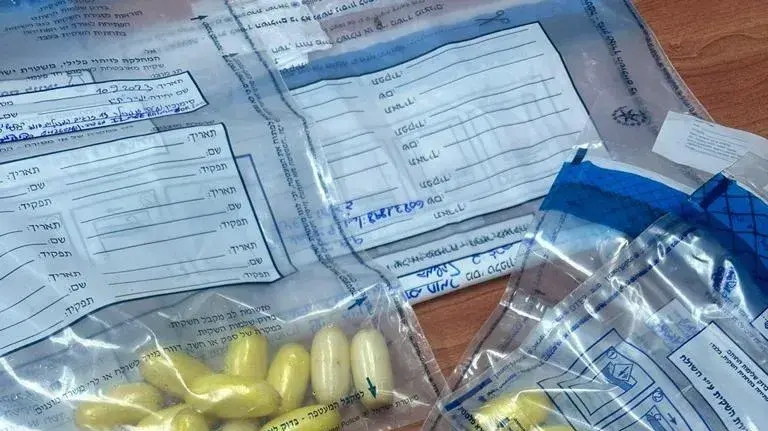 היחידה המרכזית במחוז ת"א עצרו זוג (גבר, אישה) בלדרים מברזיל בחשד כי הבריחו בהחדרה לתוך גופם כשני ק"ג של קוקאין. 27 בספטמבר 2023
היחידה המרכזית במחוז ת"א עצרו זוג (גבר, אישה) בלדרים מברזיל בחשד כי הבריחו בהחדרה לתוך גופם כשני ק"ג של קוקאין. 27 בספטמבר 2023