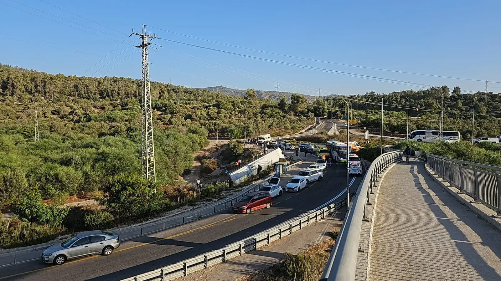 אוטובוס נוסעים התהפך סמוך לאשתאול אוטובוס נוסעים התהפך סמוך לאשתאול