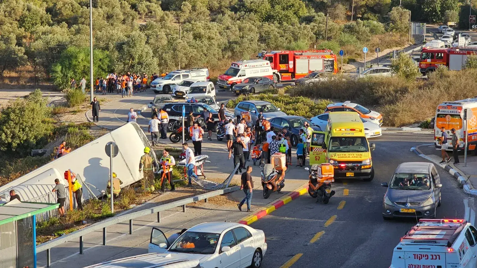 אוטובוס נוסעים התהפך סמוך לאשתאול אוטובוס נוסעים התהפך סמוך לאשתאול