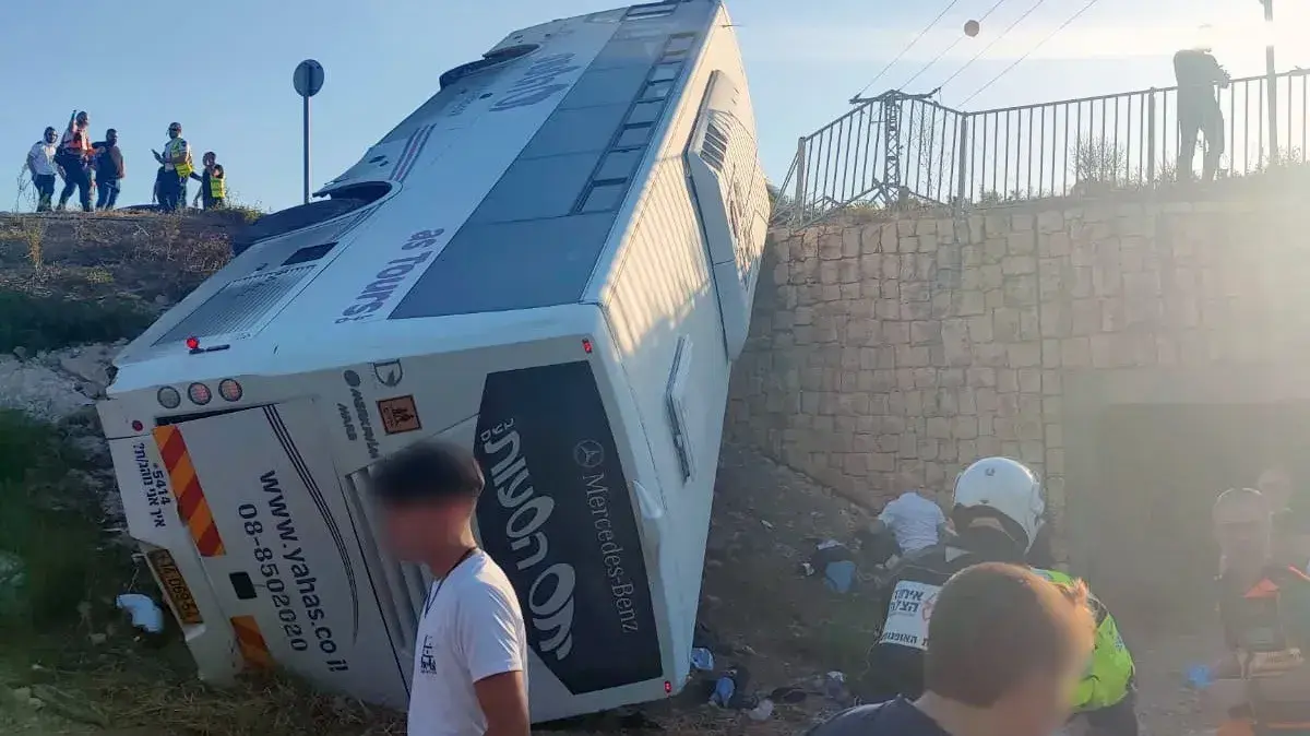 אוטובוס נוסעים התהפך סמוך לאשתאול אוטובוס נוסעים התהפך סמוך לאשתאול