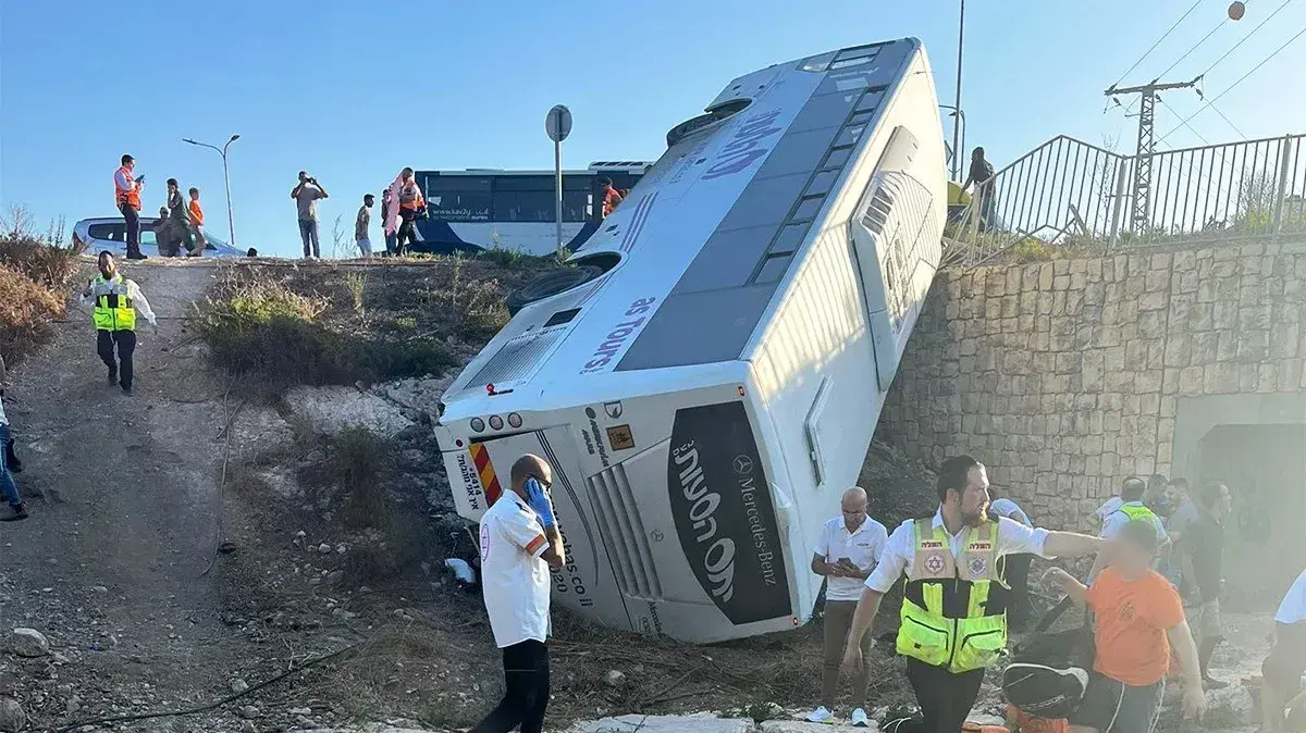 אוטובוס נוסעים התהפך סמוך לאשתאול אוטובוס נוסעים התהפך סמוך לאשתאול