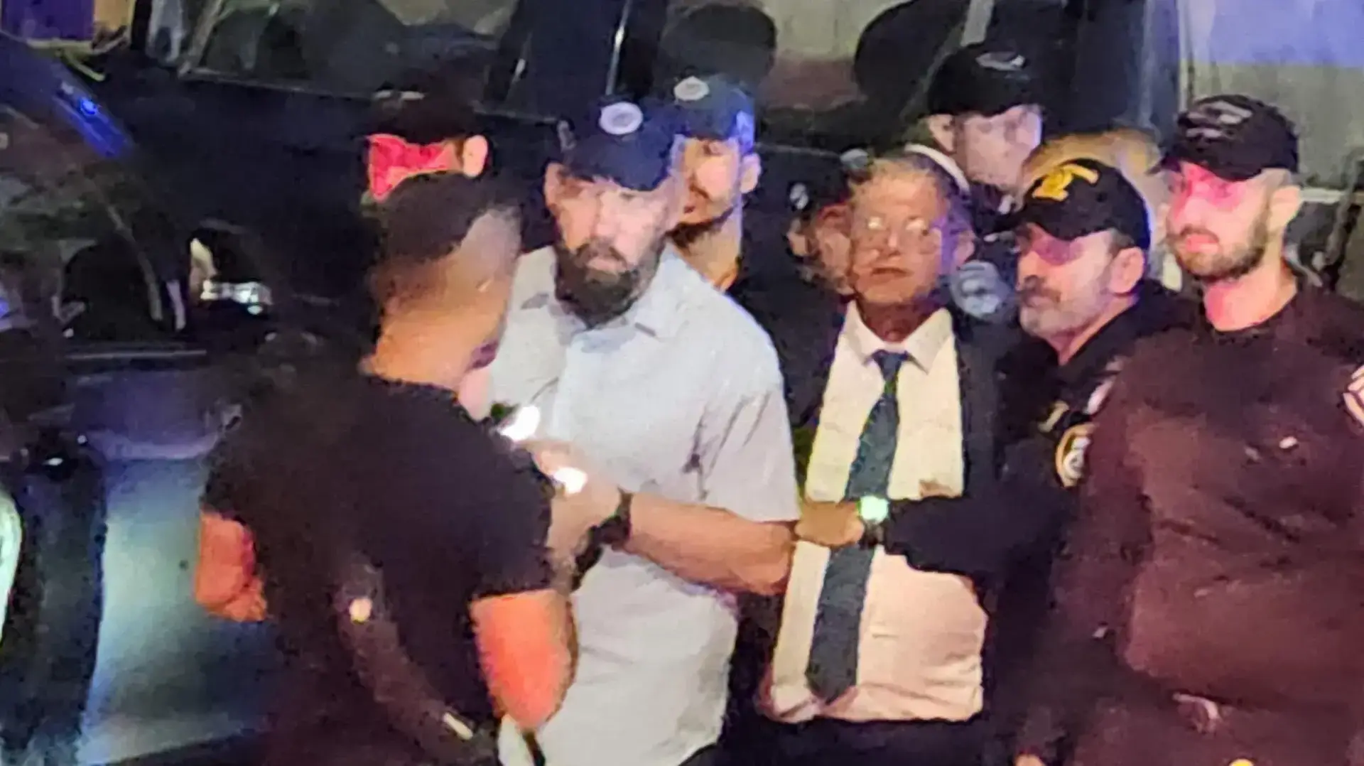 איתמר בן גביר מגיע לזירת הטבח בבסמת טבעון איתמר בן גביר מגיע לזירת הטבח בבסמת טבעון
