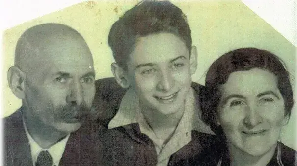 תמונה אחרונה עם הוריו, לפני שעלה לארץ ישראל, פברואר 1943 תמונה אחרונה עם הוריו, לפני שעלה לארץ ישראל, פברואר 1943
