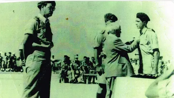 1949, סיום קורס מדריכי צניחה הראשון בצה"ל. ראש הממשלה ושר הביטחון, דוד בן גוריון, עונד לצחור כנפי מדריך צניחה 1949, סיום קורס מדריכי צניחה הראשון בצה"ל. ראש הממשלה ושר הביטחון, דוד בן גוריון, עונד לצחור כנפי מדריך צניחה