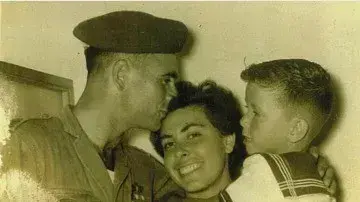 1956, יוצא לאליפות העולם במוסקבה ונפרד מבנו, איתן, ומאשתו, תמר 1956, יוצא לאליפות העולם במוסקבה ונפרד מבנו, איתן, ומאשתו, תמר