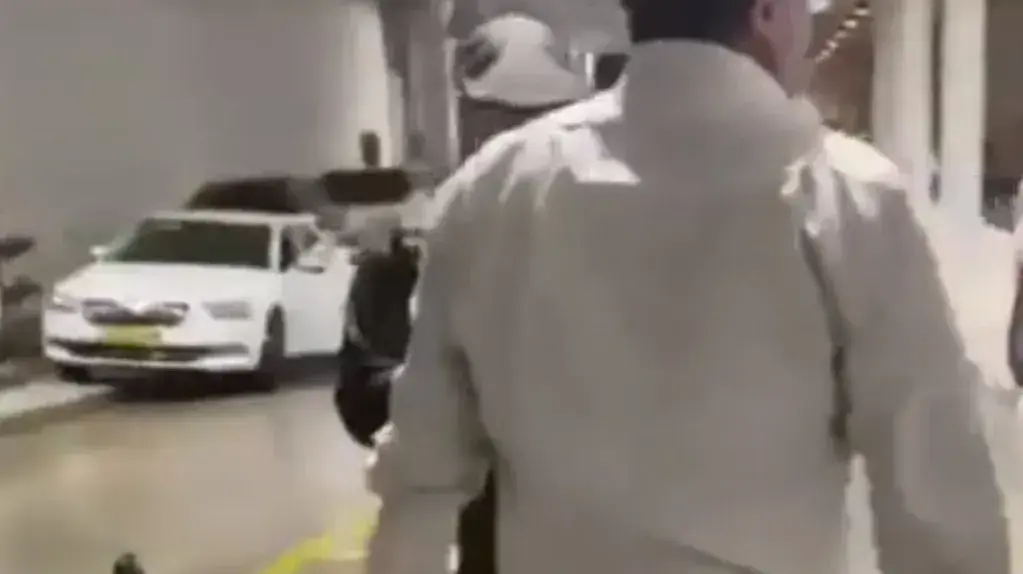 ח"כ בן גביר שולף נשק מול מאבטחים ח"כ בן גביר שולף נשק מול מאבטחים