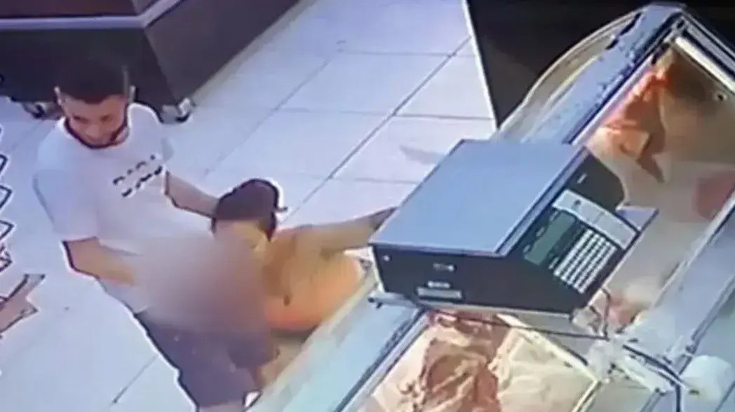 אישה מבצעת מין אוראלי בגבר באמצע הסופרמרקט