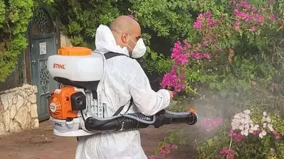 עבודות ריסוס בכוכב יאיר בניסיון למנוע התפשטות קדחת דנגי. 29 בספטמבר 2023