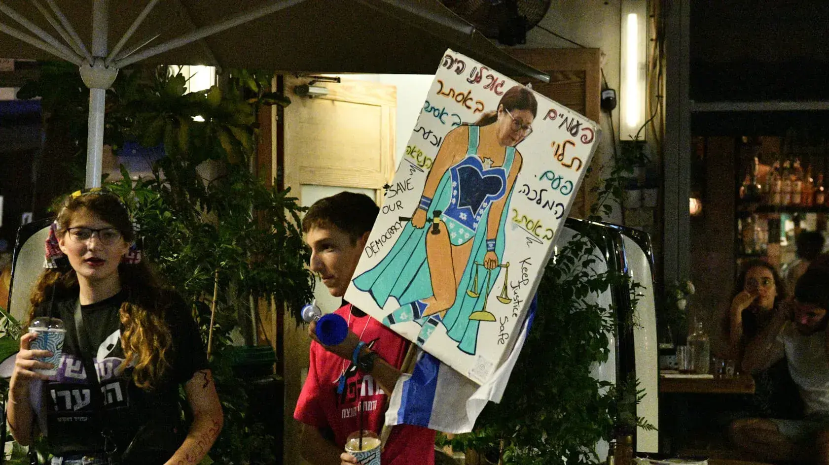 הפגנה נגד המהפכה המשפטית בכיכר דיזנגוף שבתל אביב. 30 בספטמבר 2023 הפגנה נגד המהפכה המשפטית בכיכר דיזנגוף שבתל אביב. 30 בספטמבר 2023