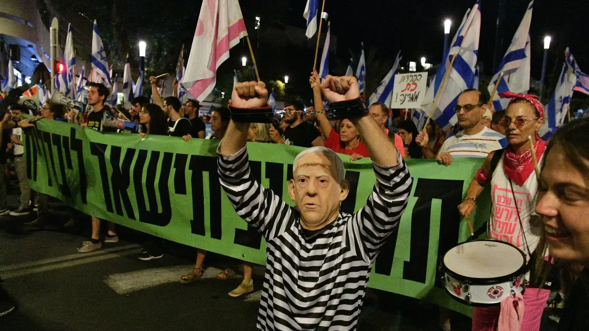 הפגנה נגד המהפכה המשפטית בכיכר דיזנגוף שבתל אביב. 30 בספטמבר 2023 הפגנה נגד המהפכה המשפטית בכיכר דיזנגוף שבתל אביב. 30 בספטמבר 2023