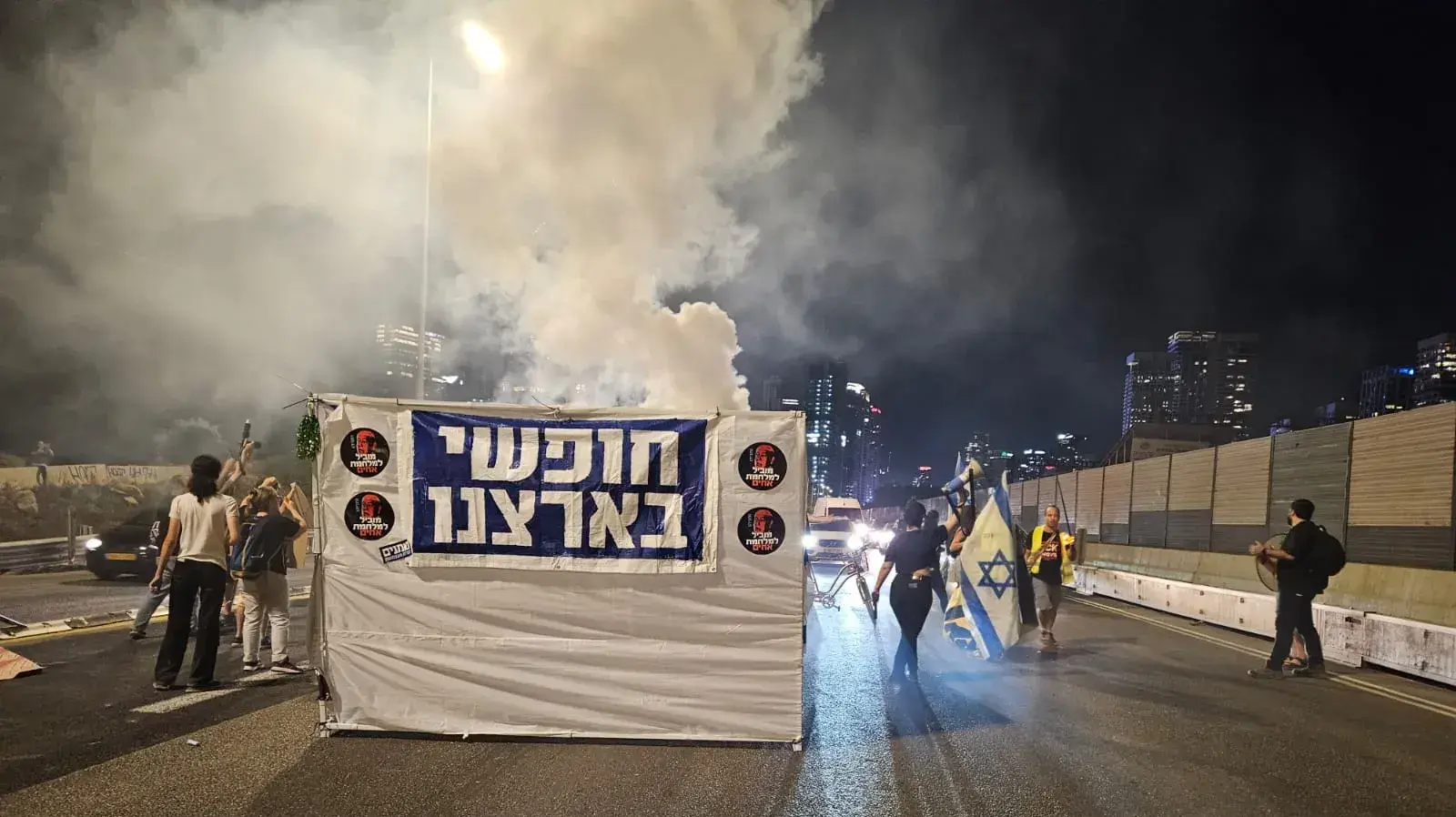 פעילי מחאה חוסמים את נתיבי איילון והקימו במקום סוכת מחאה 30 בספטמבר 2023 פעילי מחאה חוסמים את נתיבי איילון והקימו במקום סוכת מחאה 30 בספטמבר 2023