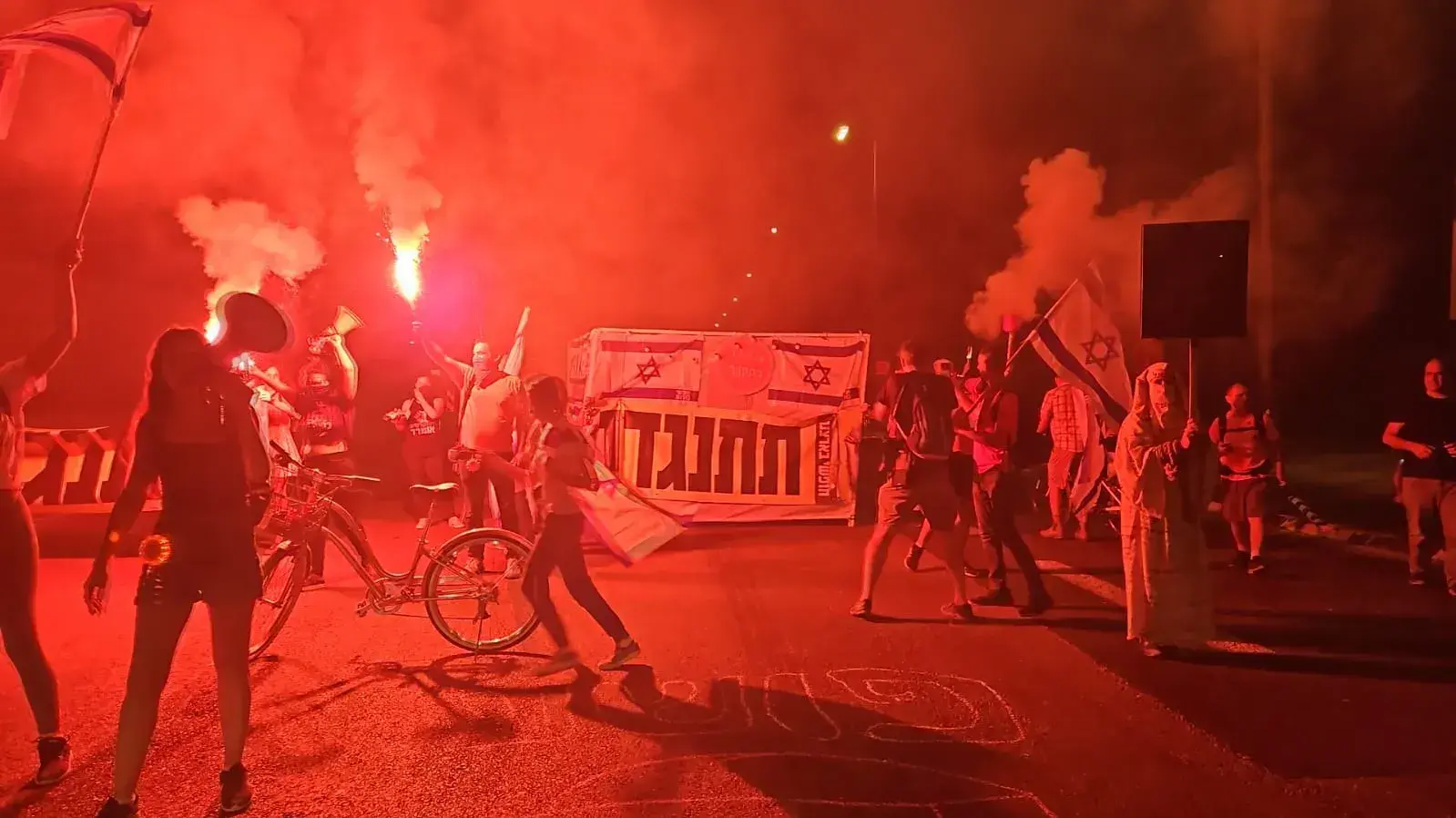 פעילי מחאה חוסמים את נתיבי איילון והקימו במקום סוכת מחאה 30 בספטמבר 2023 פעילי מחאה חוסמים את נתיבי איילון והקימו במקום סוכת מחאה 30 בספטמבר 2023