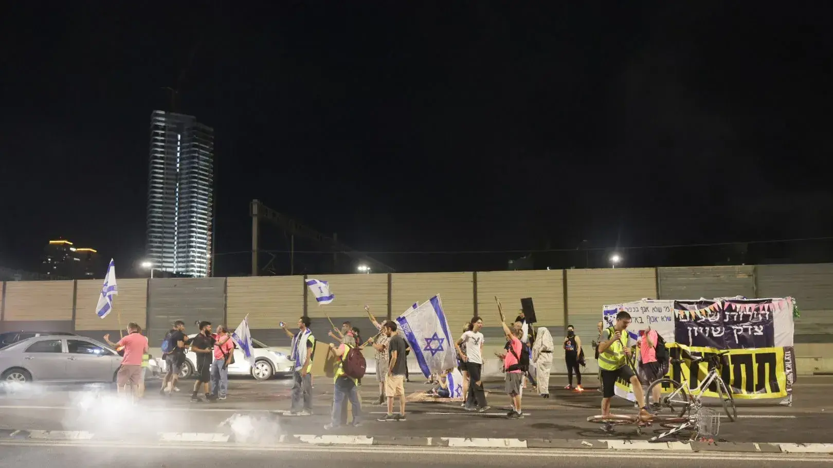 פעילי מחאה חוסמים את נתיבי איילון והקימו במקום סוכת מחאה 30 בספטמבר 2023 פעילי מחאה חוסמים את נתיבי איילון והקימו במקום סוכת מחאה 30 בספטמבר 2023