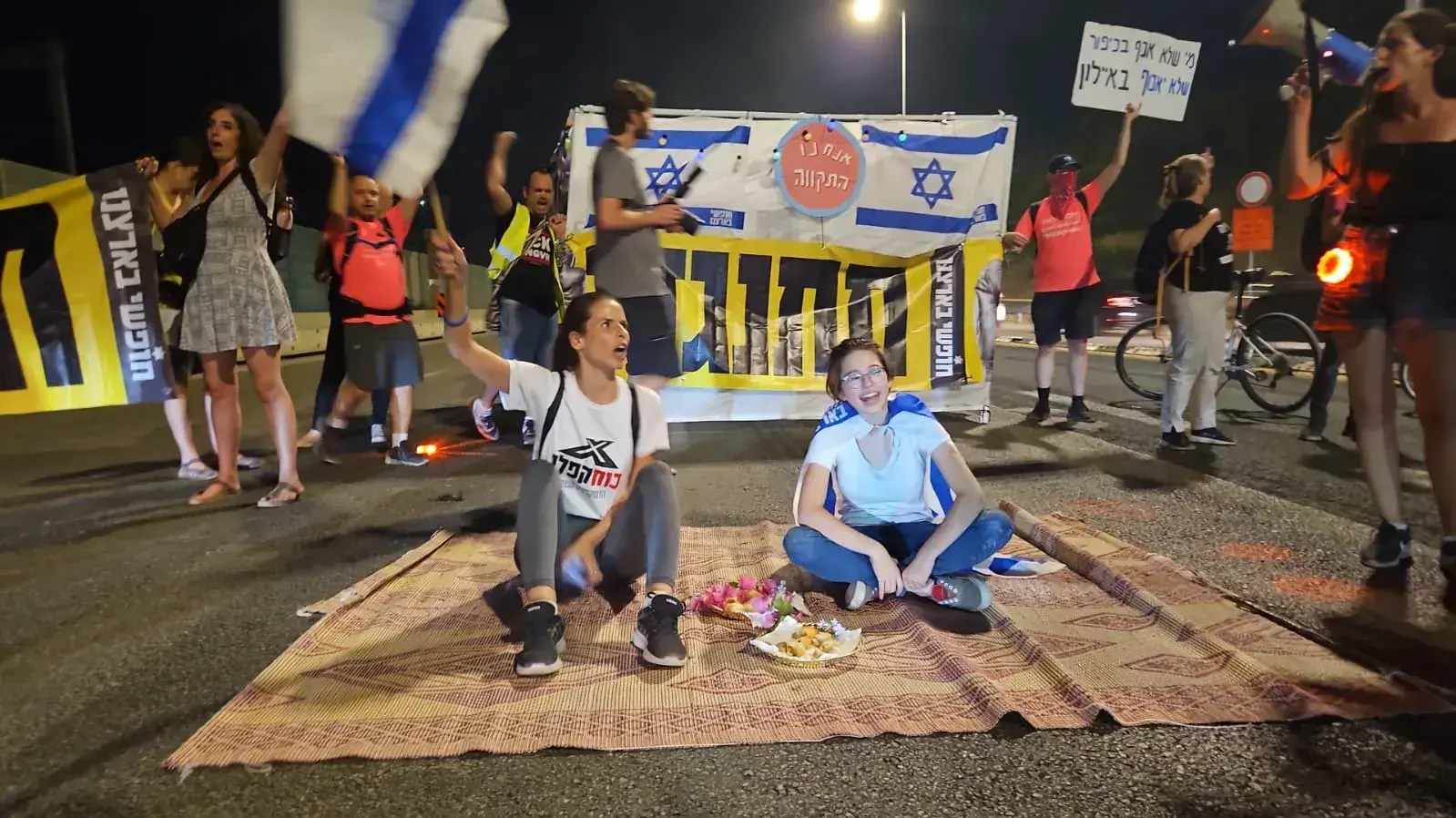 פעילי מחאה חוסמים את נתיבי איילון והקימו במקום סוכת מחאה 30 בספטמבר 2023 פעילי מחאה חוסמים את נתיבי איילון והקימו במקום סוכת מחאה 30 בספטמבר 2023