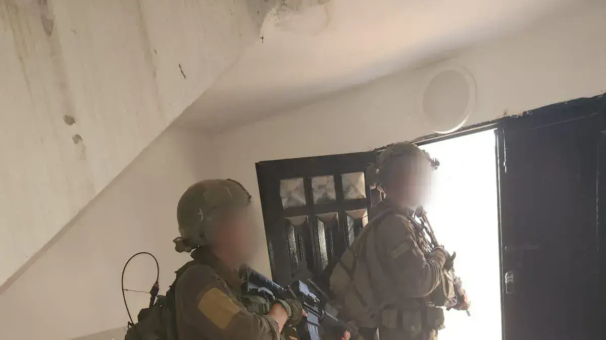 סגן (במיל׳) א׳, חוקר שבויים של יחידת מגלן (שמאל) סגן (במיל׳) א׳, חוקר שבויים של יחידת מגלן (שמאל)