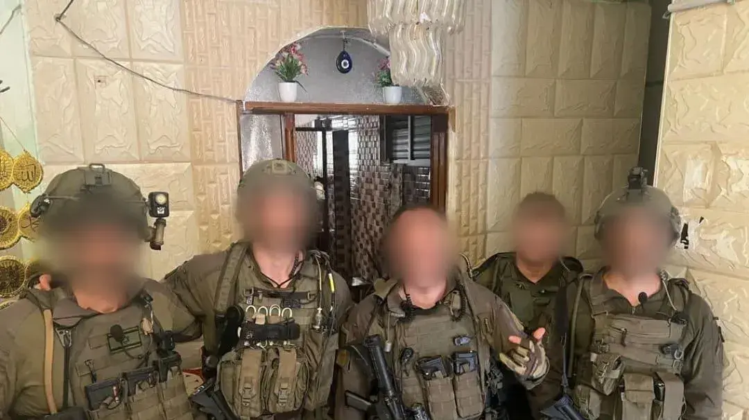 רס״ן (במיל׳) ע׳, חוקר שבויים של סיירת צנחנים (שני מימין) רס״ן (במיל׳) ע׳, חוקר שבויים של סיירת צנחנים (שני מימין)