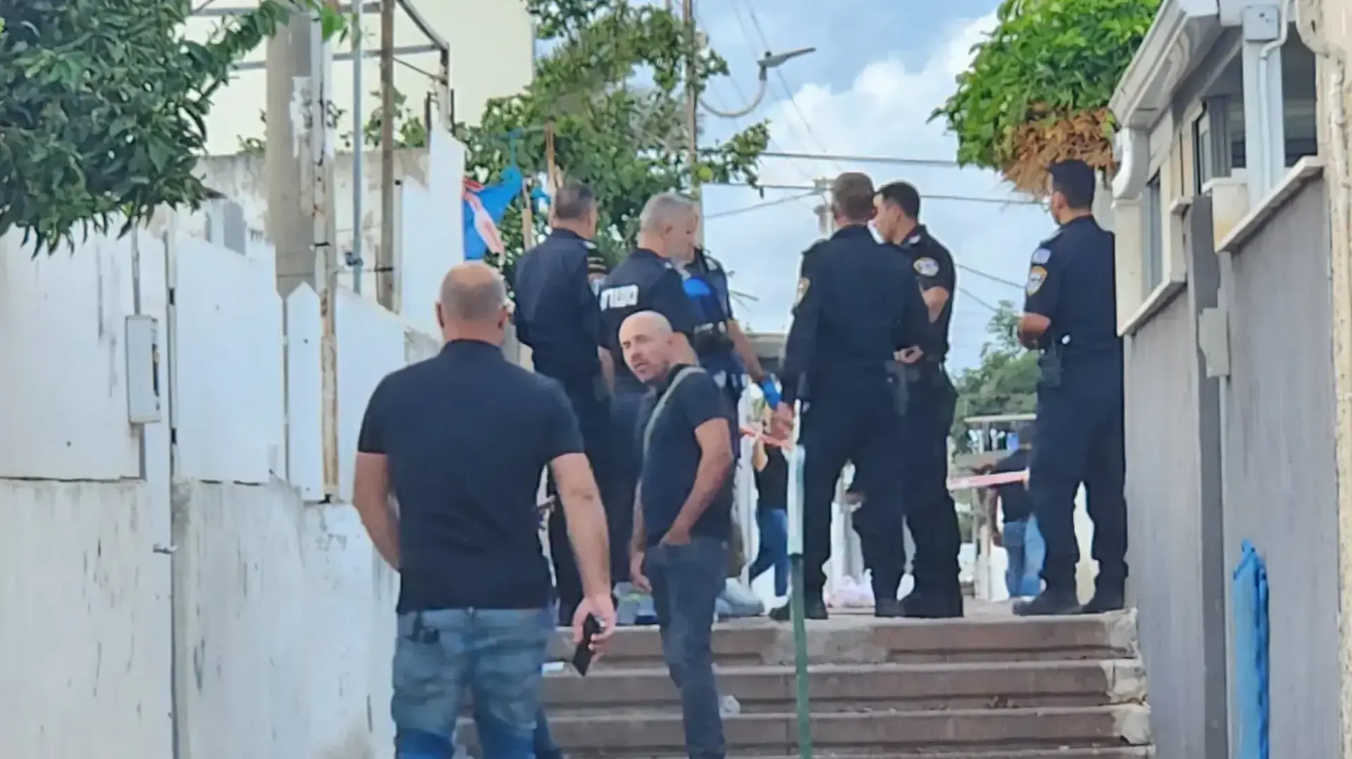 חיסול באשקלון: צעיר מוכר למשטרה נורה למוות בעיר
01.10.23 חיסול באשקלון: צעיר מוכר למשטרה נורה למוות בעיר
01.10.23