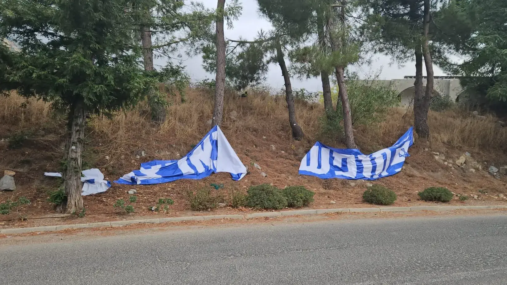 השחתת שלטי מחאה נגד המהפכה המשפטית עם הגעתו של רה"מ נתניהו לנופש , נווה אטי"ב, 2 באוקטובר 2023 השחתת שלטי מחאה נגד המהפכה המשפטית עם הגעתו של רה"מ נתניהו לנופש , נווה אטי"ב, 2 באוקטובר 2023