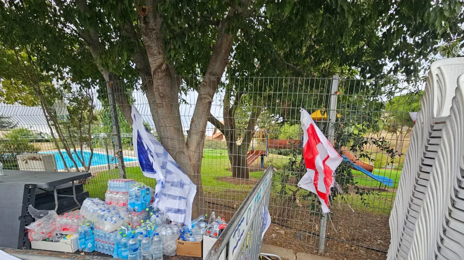 השחתת שלטי מחאה נגד המהפכה המשפטית עם הגעתו של רה"מ נתניהו לנופש , נווה אטי"ב, 2 באוקטובר 2023 השחתת שלטי מחאה נגד המהפכה המשפטית עם הגעתו של רה"מ נתניהו לנופש , נווה אטי"ב, 2 באוקטובר 2023