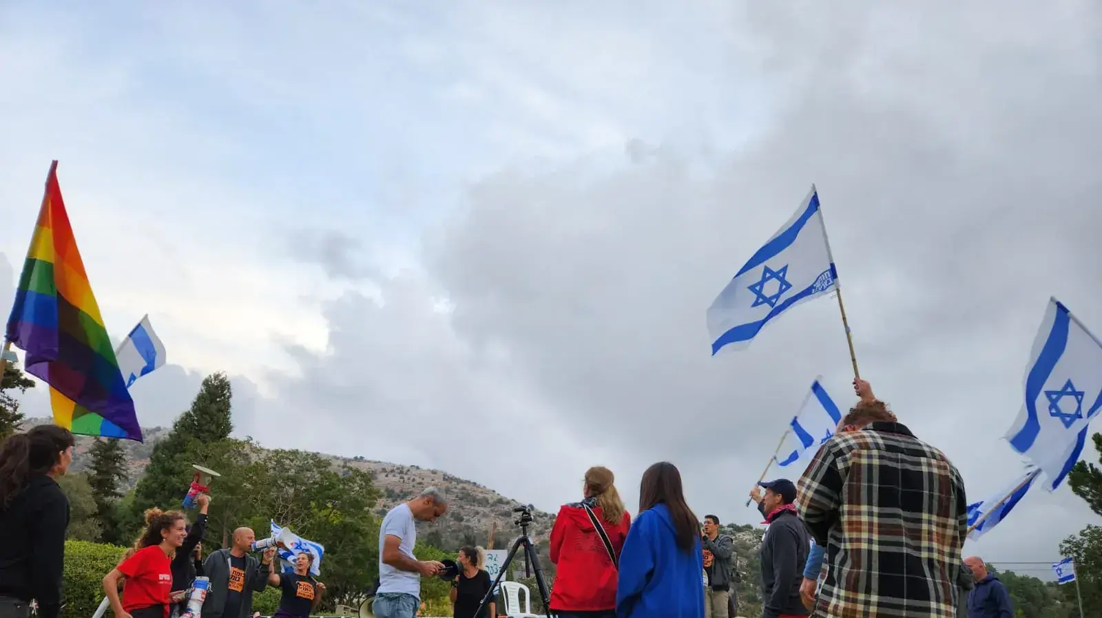 עשרות מפגינים נגד הזוג נתניהו בנווה אטי"ב