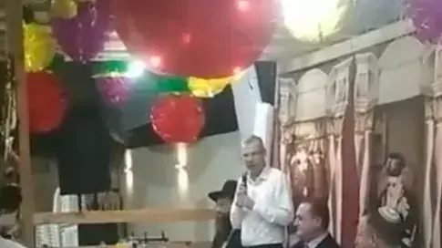 שר המשפטים יריב לוין בסוכה של רפי קדושים, עבריין מורשע, המתמודד למועצת העיר הרצליה. אוקטובר 2023 שר המשפטים יריב לוין בסוכה של רפי קדושים, עבריין מורשע, המתמודד למועצת העיר הרצליה. אוקטובר 2023