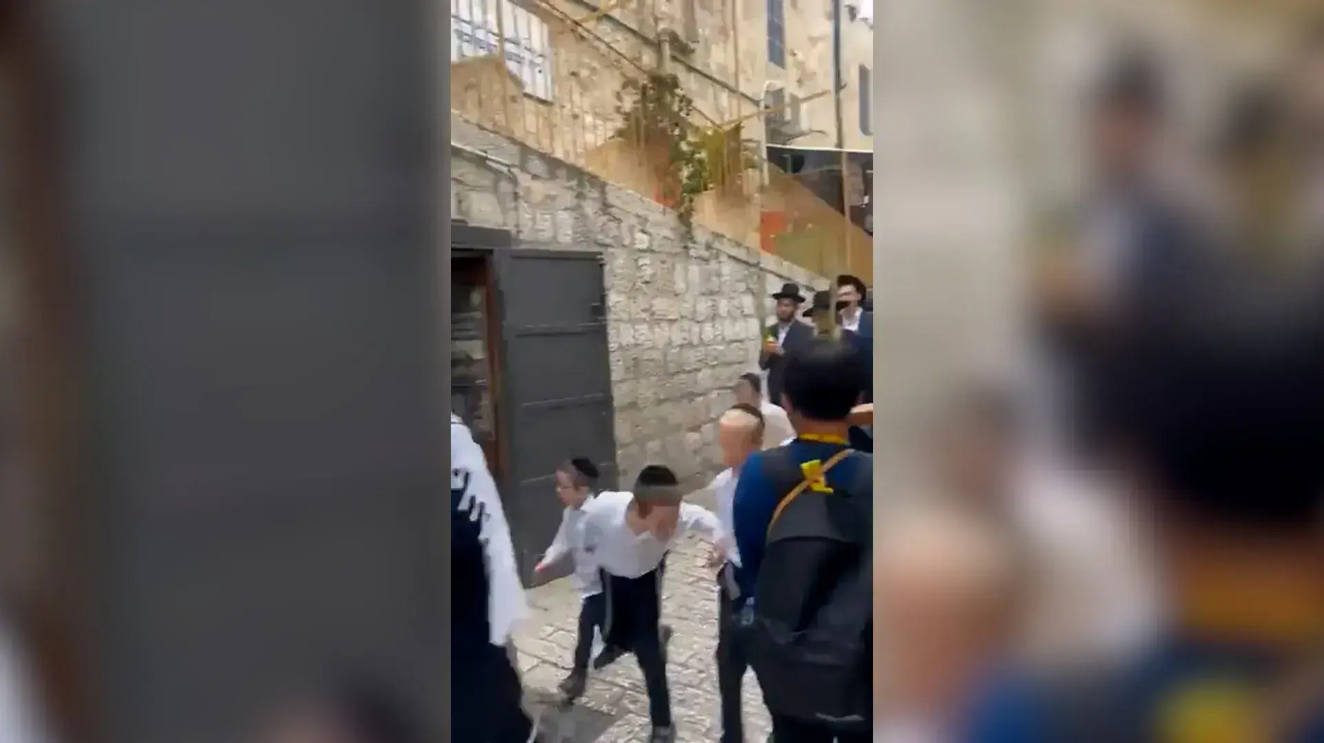 ירושלים: חרדים יורקים לעבר צליינים