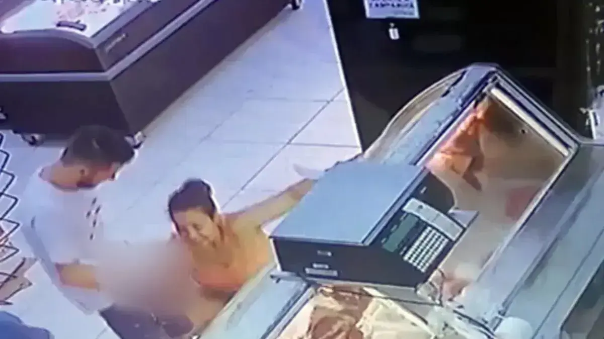 זוג מקיים יחסי מין בסופר בברזיל זוג מקיים יחסי מין בסופר בברזיל