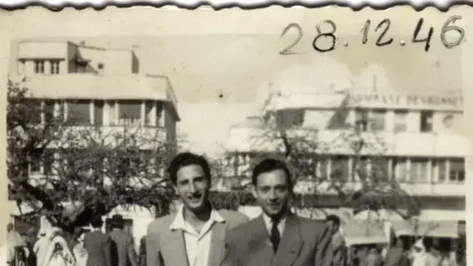 מימון בן-אדיבה משמאל, וחבר ברחובות בטנג'יר, 1946