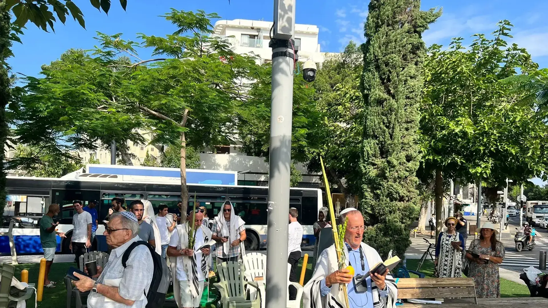 הרב ליאו די ששכל את אשתו ושתי בנותיו בפיגוע הגיע לתפילה בהפרדה, כיכר דיזנגוף, 5 באוקטובר 2023 הרב ליאו די ששכל את אשתו ושתי בנותיו בפיגוע הגיע לתפילה בהפרדה, כיכר דיזנגוף, 5 באוקטובר 2023