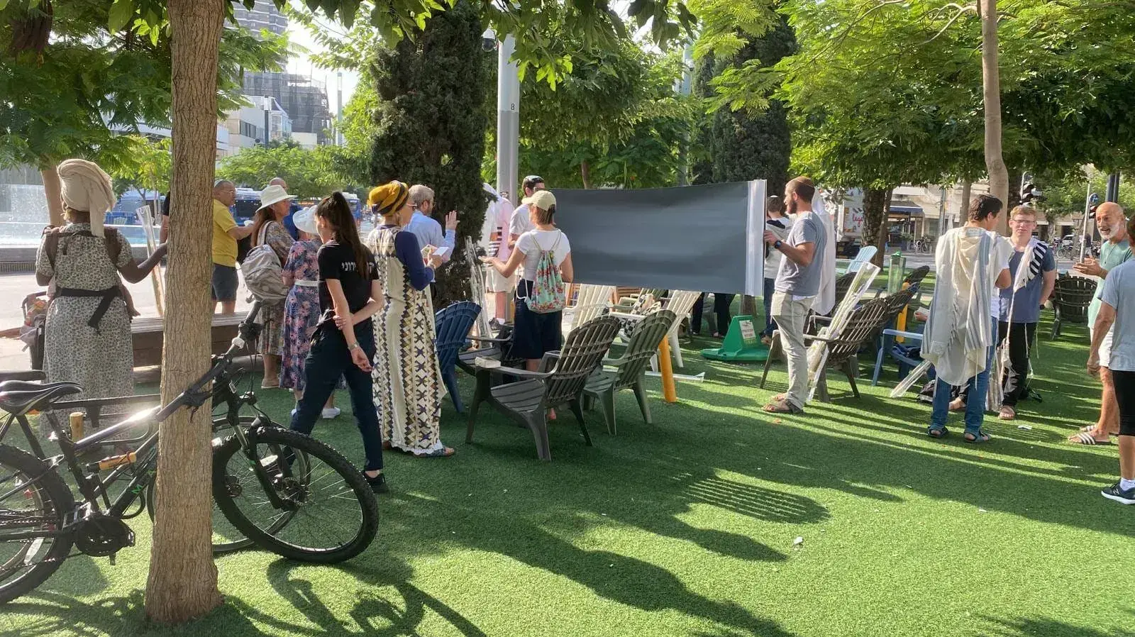 המחיצה המאולתרת שהוקמה בכיכר דיזנגוף, עימותים פרצו במקום. 5 באוקטובר 2023 המחיצה המאולתרת שהוקמה בכיכר דיזנגוף, עימותים פרצו במקום. 5 באוקטובר 2023