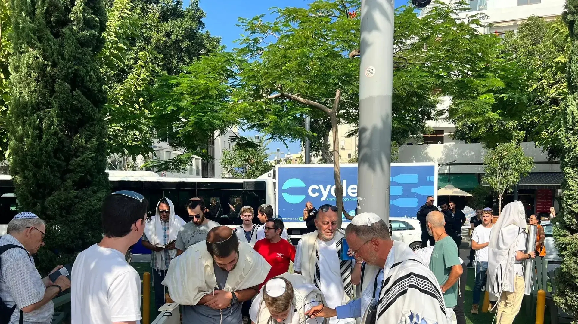 הרב ליאו די ששכל את אשתו ושתי בנותיו בפיגוע הגיע לתפילה בהפרדה, כיכר דיזנגוף, 5 באוקטובר 2023 הרב ליאו די ששכל את אשתו ושתי בנותיו בפיגוע הגיע לתפילה בהפרדה, כיכר דיזנגוף, 5 באוקטובר 2023