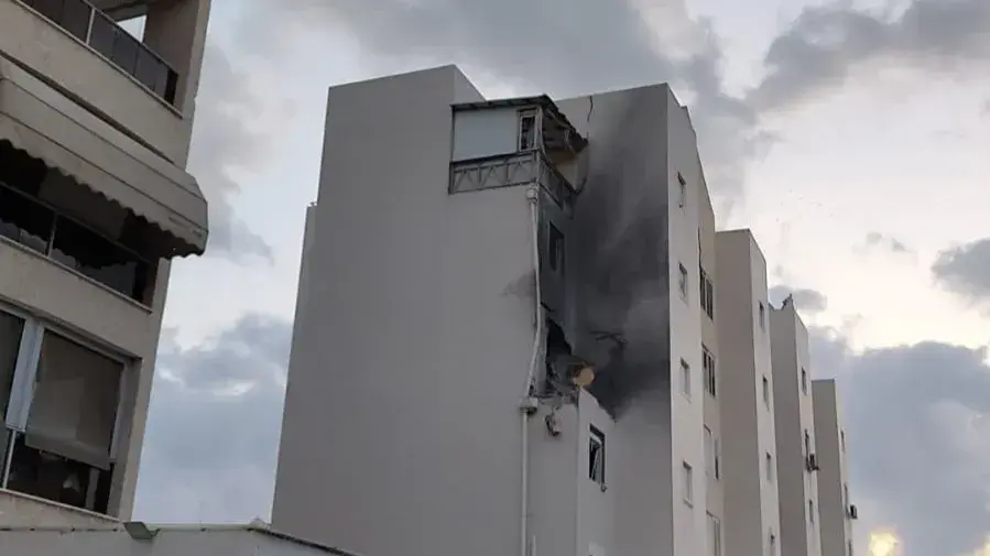 רקטה פגעה בבניין באשקלון. רקטה פגעה בבניין באשקלון.