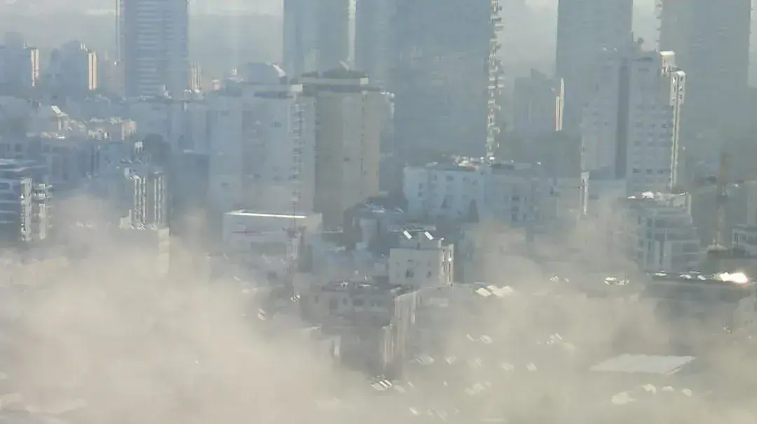 פגיעה ישירה של רקטה בבניין. 7 באוקטובר 2023 פגיעה ישירה של רקטה בבניין. 7 באוקטובר 2023